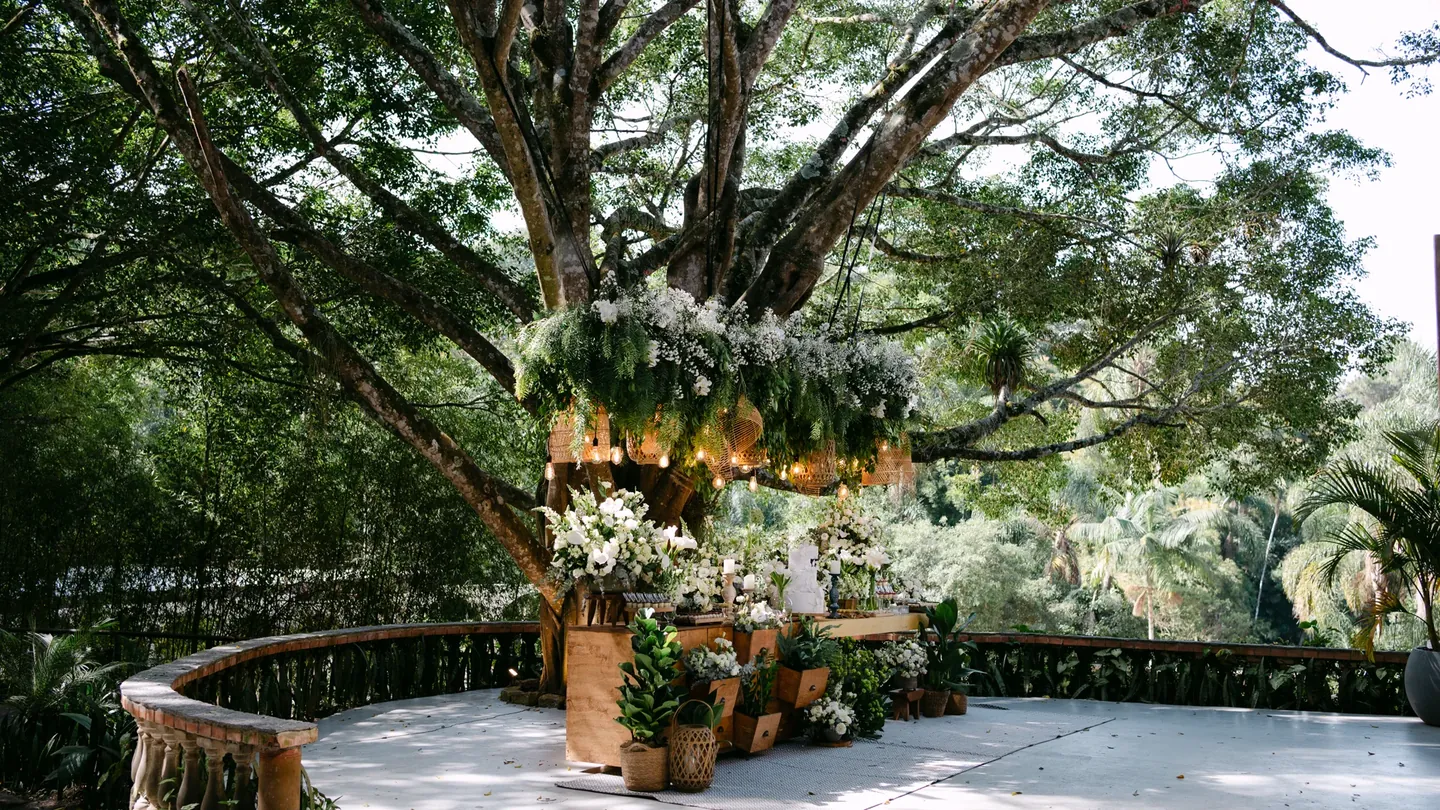 Altar da Casa Giardino montado sob uma árvore preservada