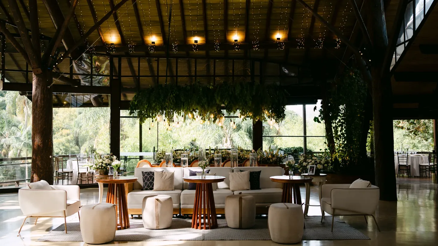 Salão da Casa Giardino preparado para uma recepção, integrado à natureza